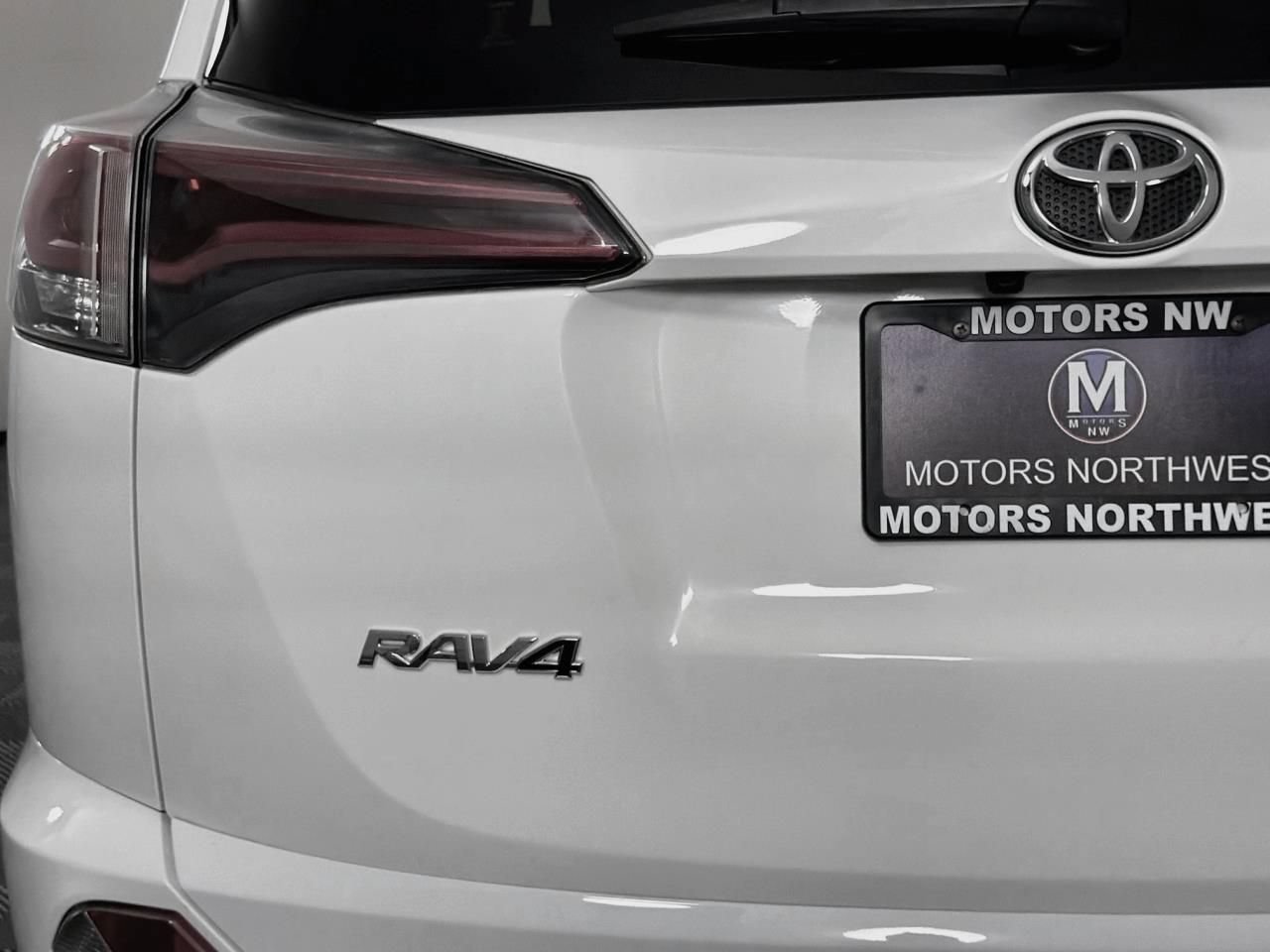 Used 2017 Toyota RAV4 XLE AWD/4WD image 22