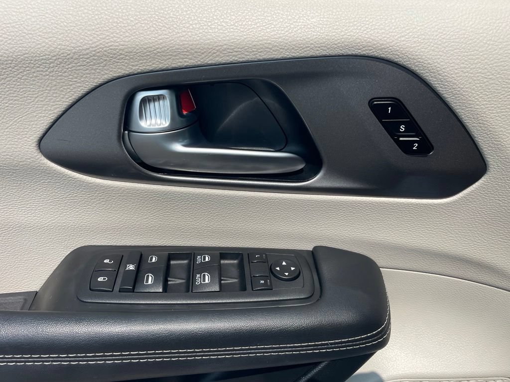 Used 2023 Chrysler Pacifica Touring-L FWD image 30