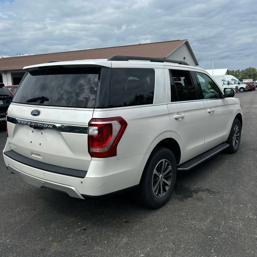 Used 2019 Ford Expedition XLT w/ Equipment Group 202A AWD/4WD image 3