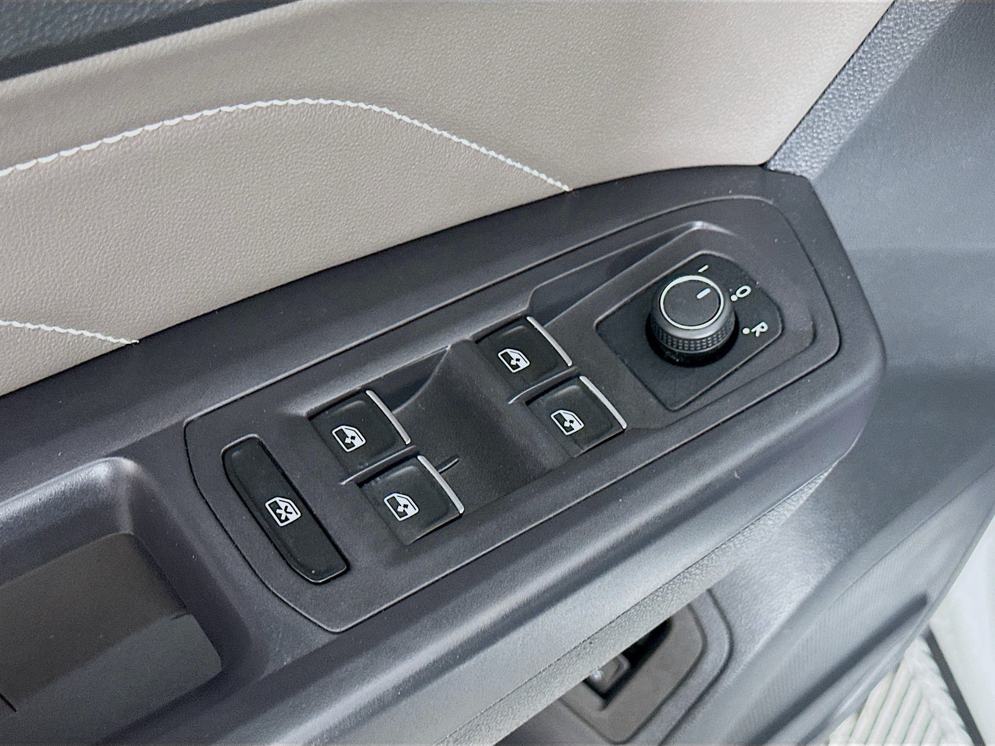Used 2021 Volkswagen Atlas Cross Sport SE w/ Panoramic Sunroof Package FWD image 14