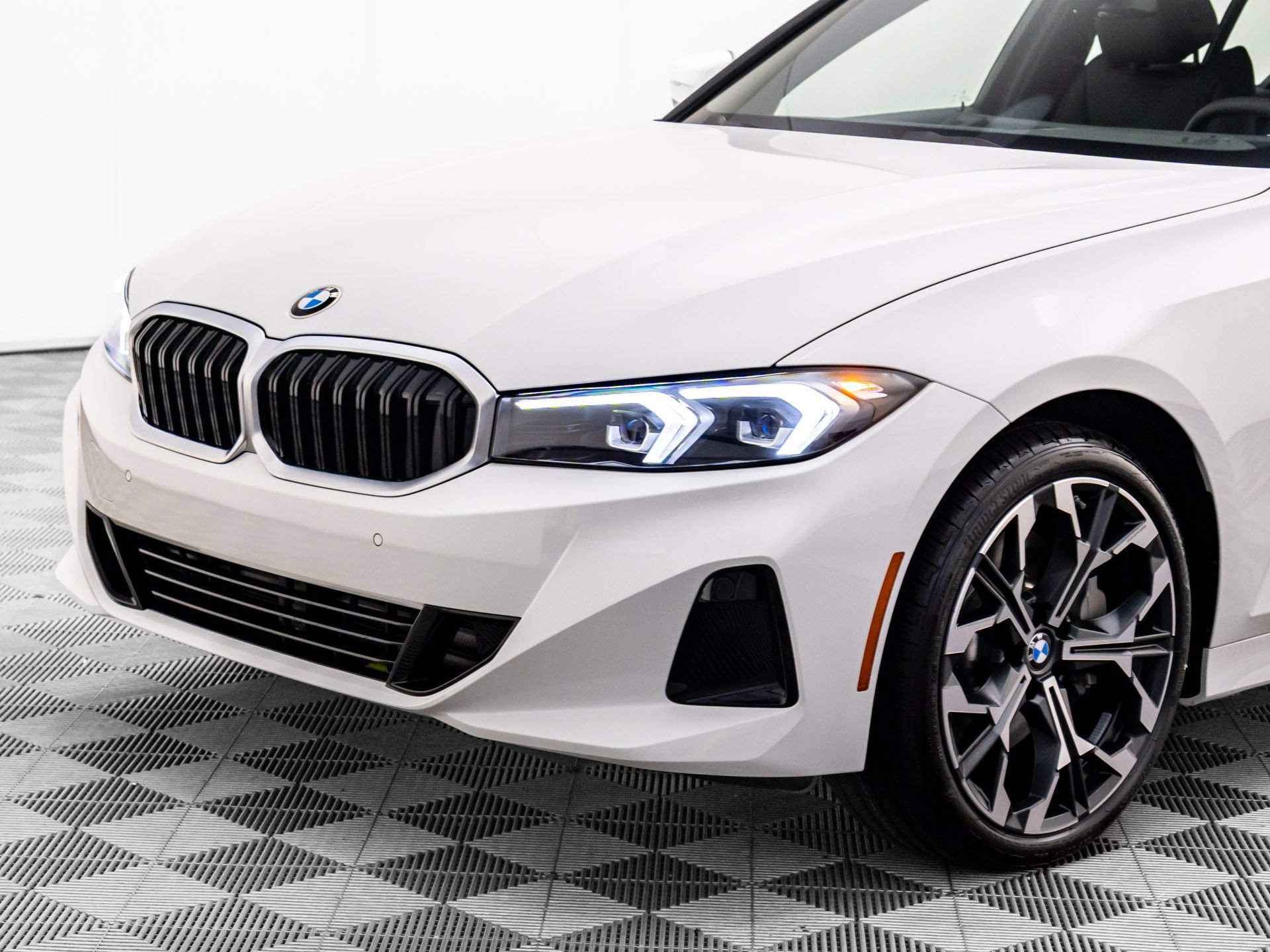 Used 2026 BMW 330i xDrive Sedan w/ Convenience Package AWD/4WD image 32