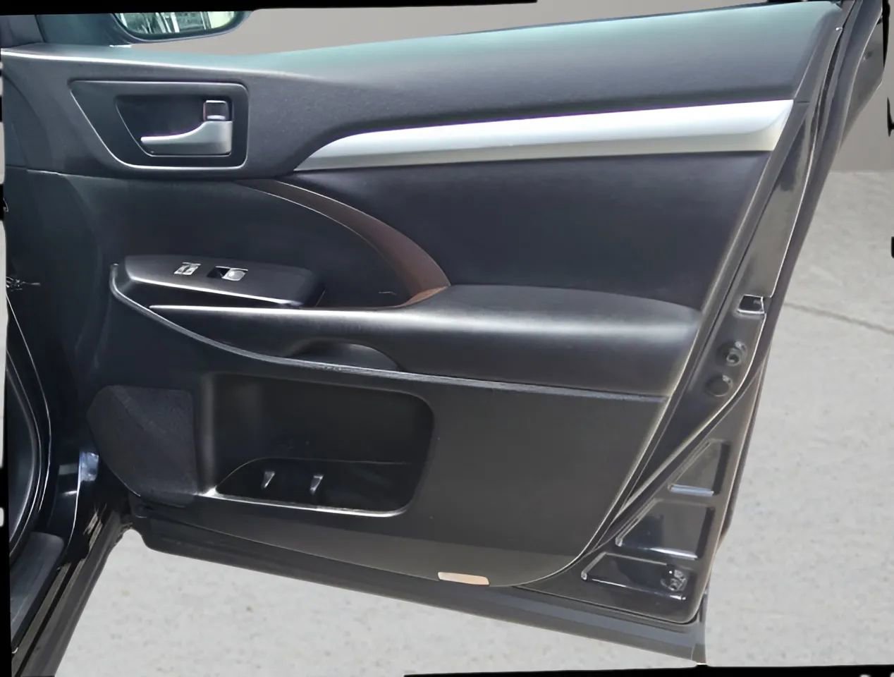 Used 2019 Toyota Highlander XLE AWD/4WD image 25