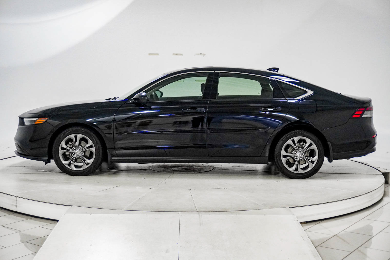 Used 2023 Honda Accord EX image 5