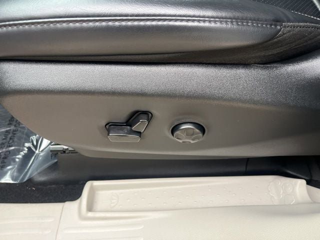 Used 2023 Chrysler Pacifica Touring-L image 39