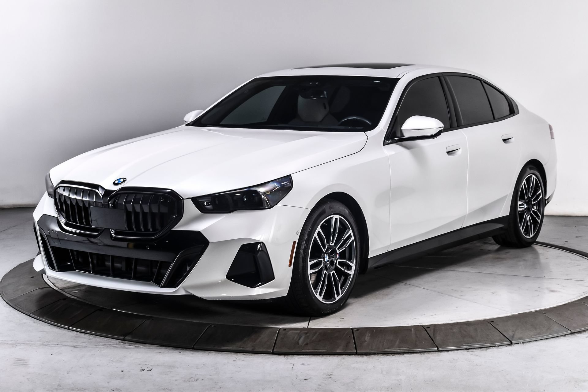 Used 2024 BMW 530i xDrive w/ M Sport Package AWD/4WD image 2