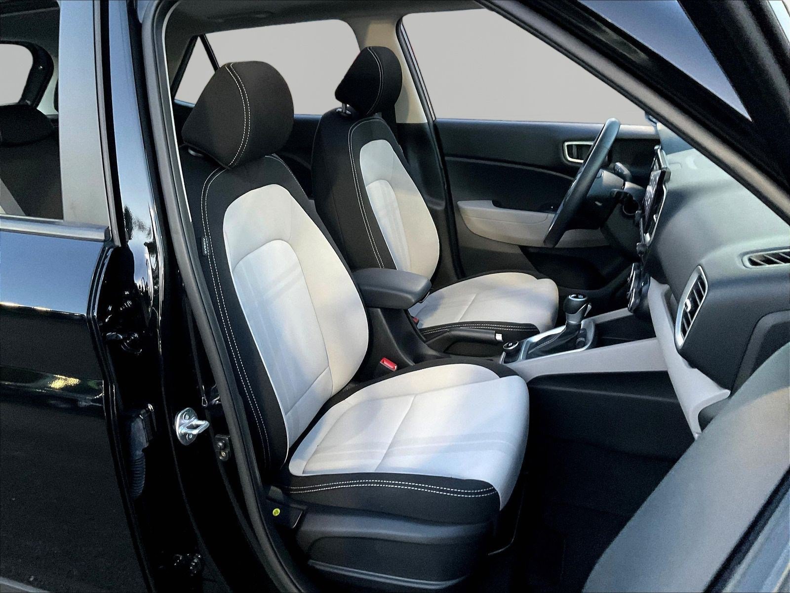 Used 2025 Hyundai Venue SEL FWD image 28