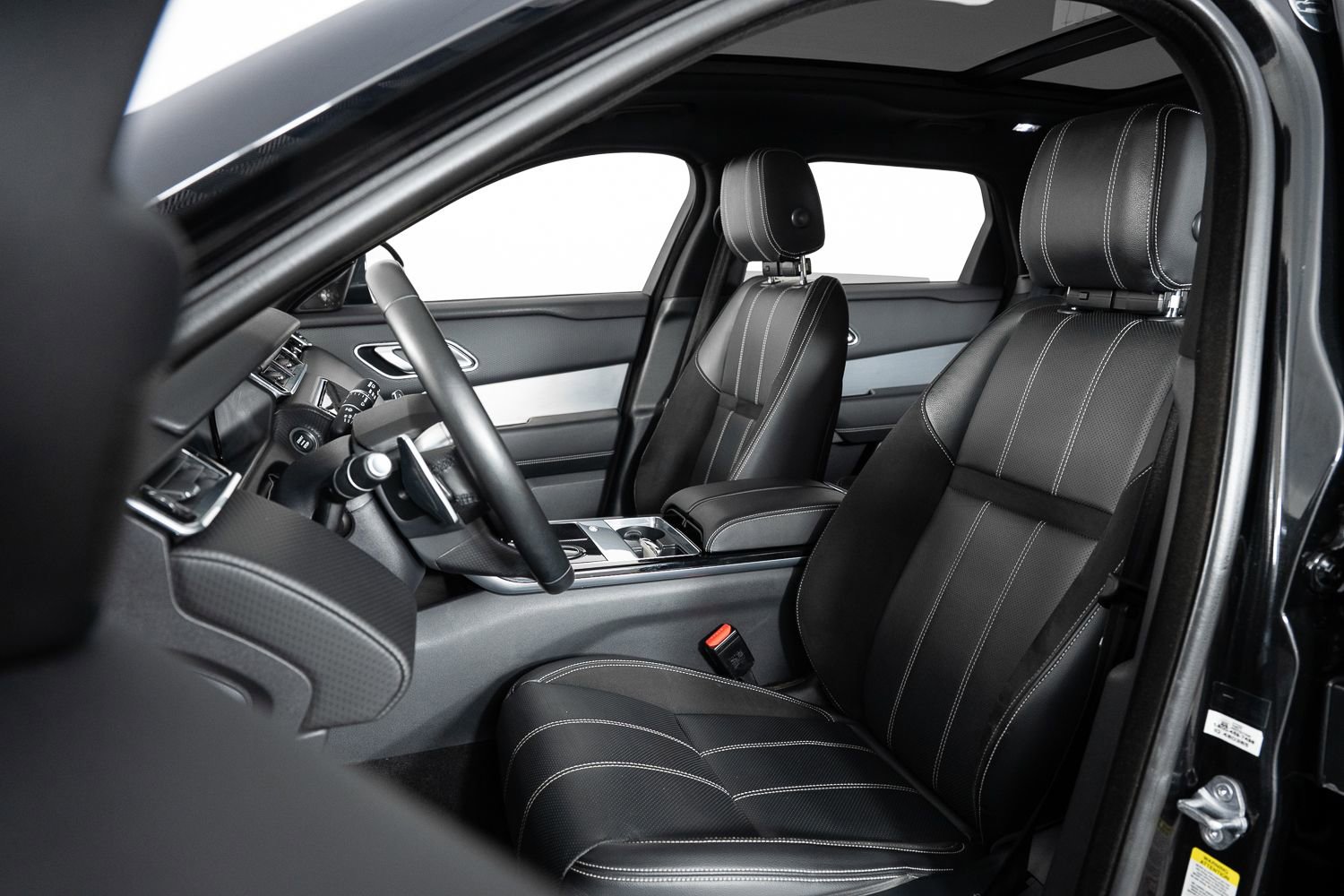 Used 2018 Land Rover Range Rover Velar R-Dynamic SE image 15