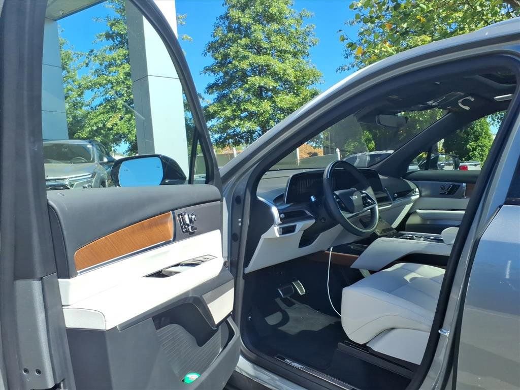 Used 2026 Cadillac Vistiq Luxury image 8