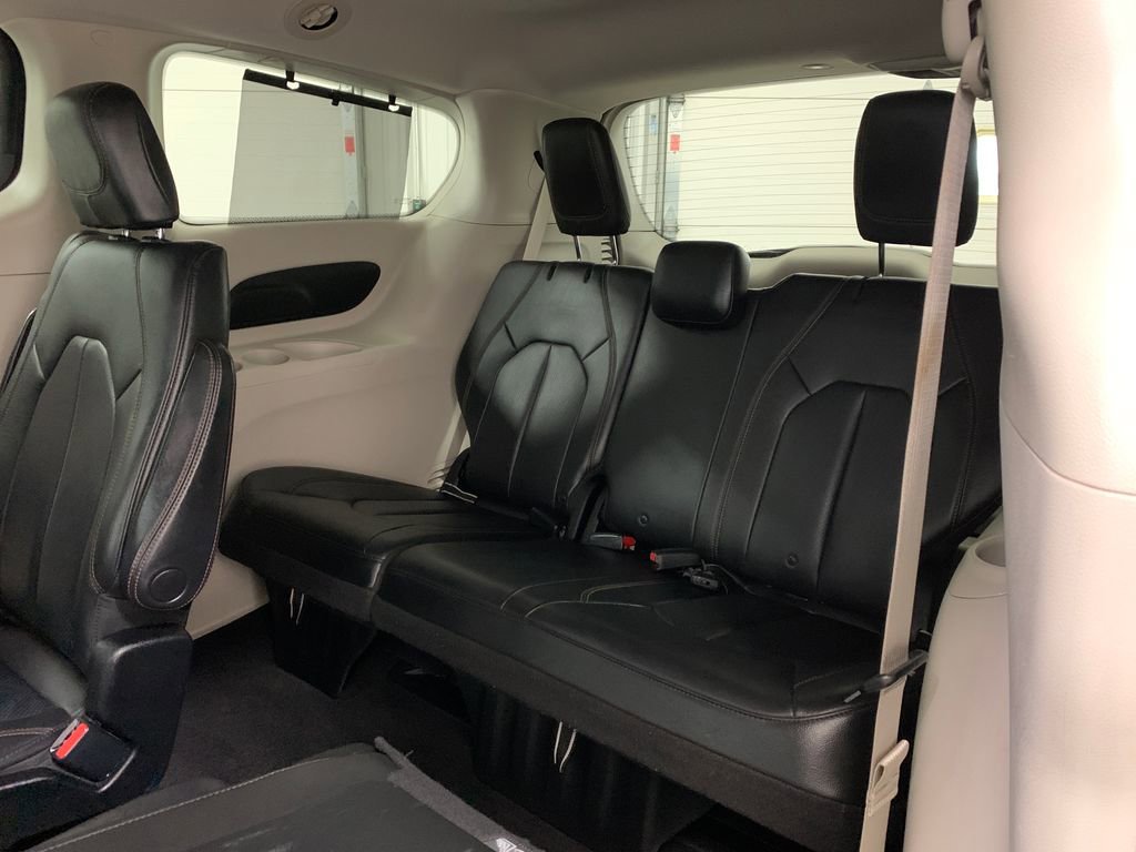 Used 2018 Chrysler Pacifica Touring-L FWD image 20