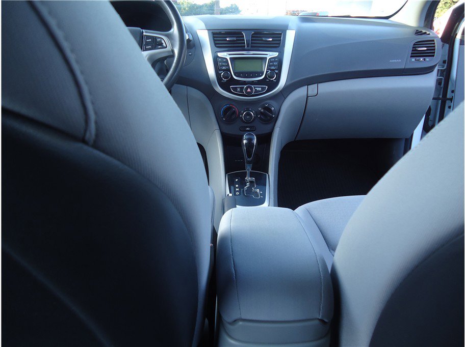 Used 2013 Hyundai Accent SE FWD image 20