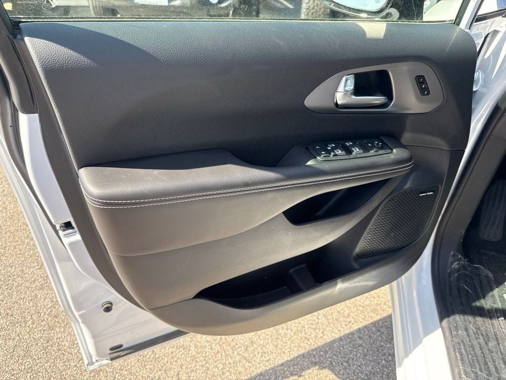 New 2027 Chrysler Pacifica Limited AWD/4WD image 17