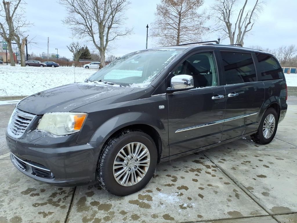 Used 2014 Chrysler Town & Country Touring-L image 3