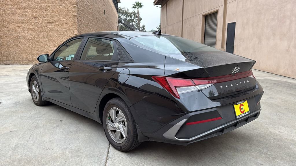 Used 2025 Hyundai Elantra SE image 5