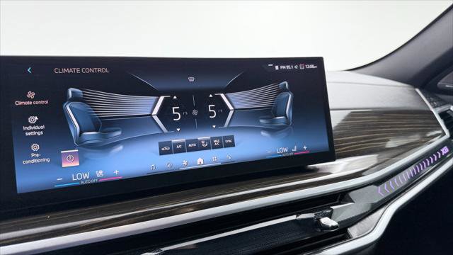 Used 2025 BMW X6 xDrive40i w/ Climate Comfort Package image 32