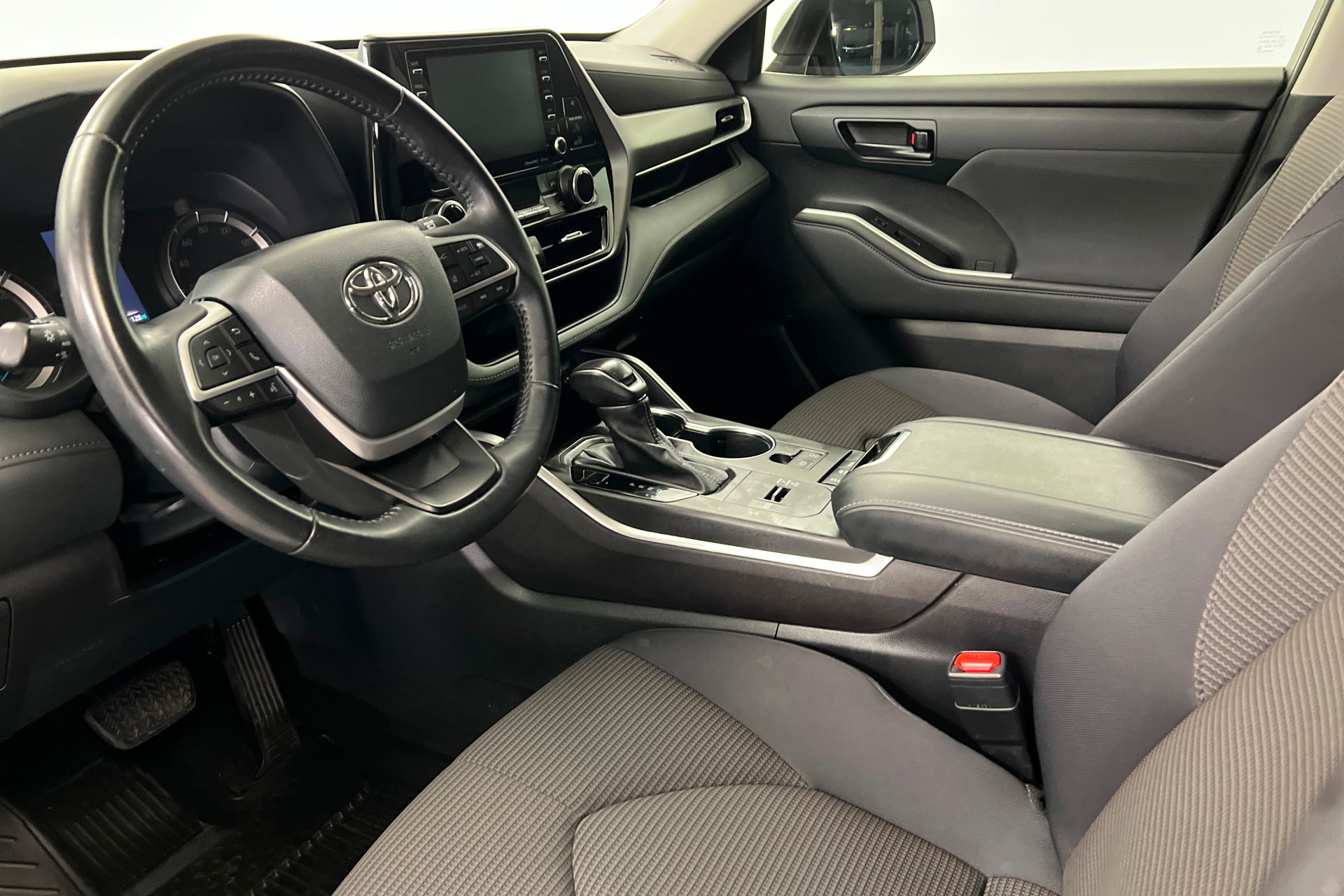 Used 2022 Toyota Highlander LE image 16