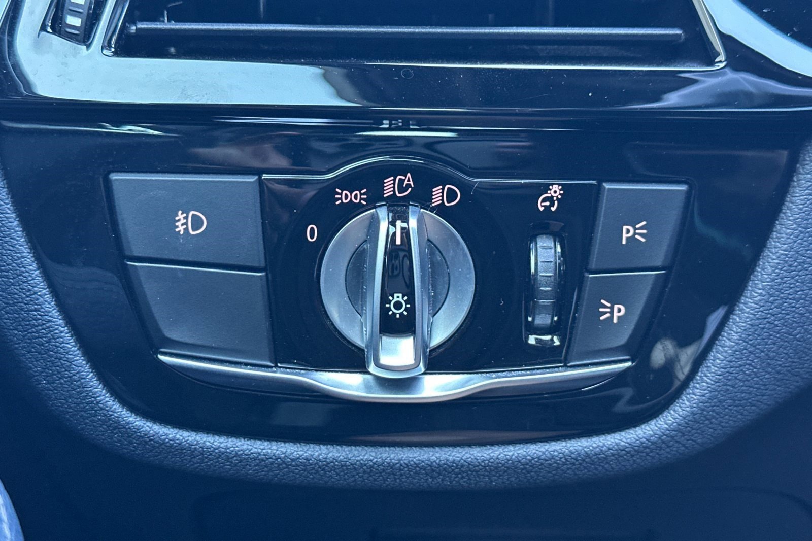 Used 2020 BMW 530e w/ M Sport Package image 35