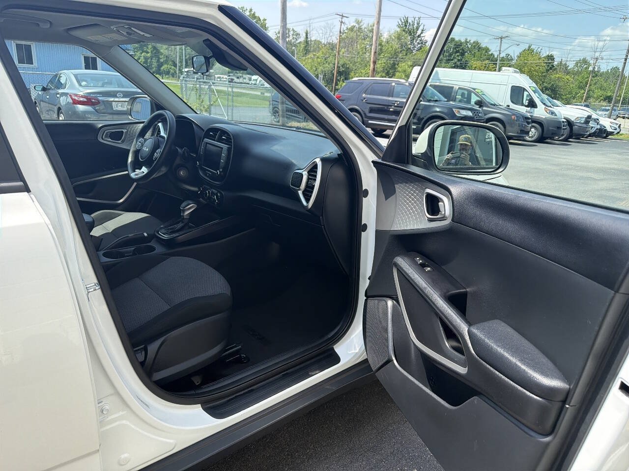 Used 2023 Kia Soul LX w/ LX Technology Package FWD image 9