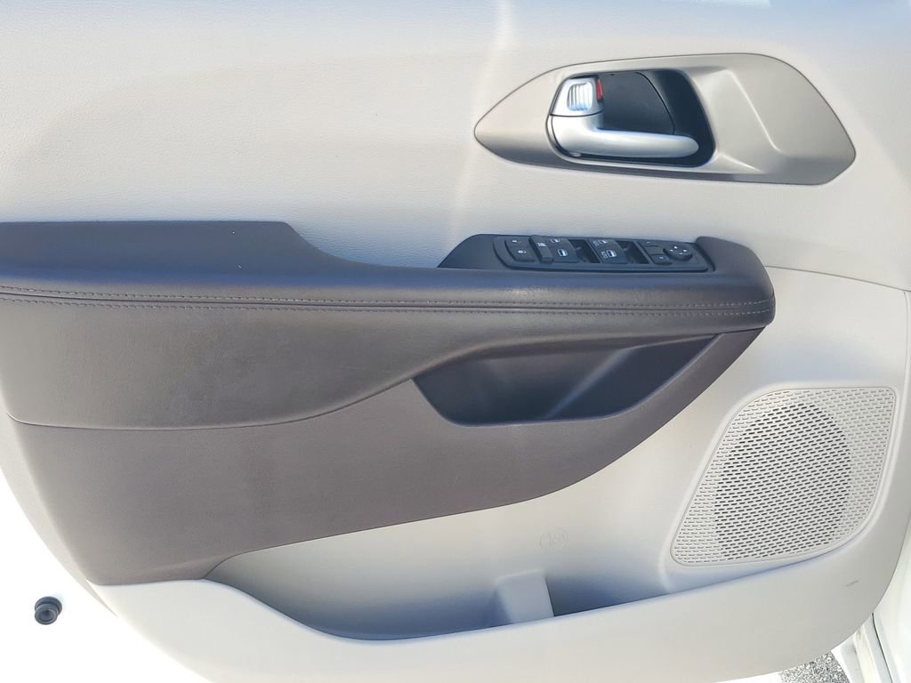 Used 2019 Chrysler Pacifica LX image 41