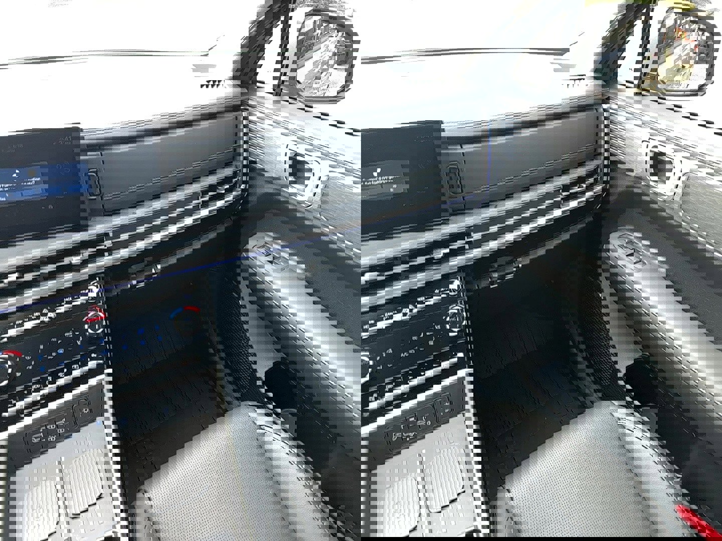 Used 2025 Hyundai Santa Fe Limited image 11