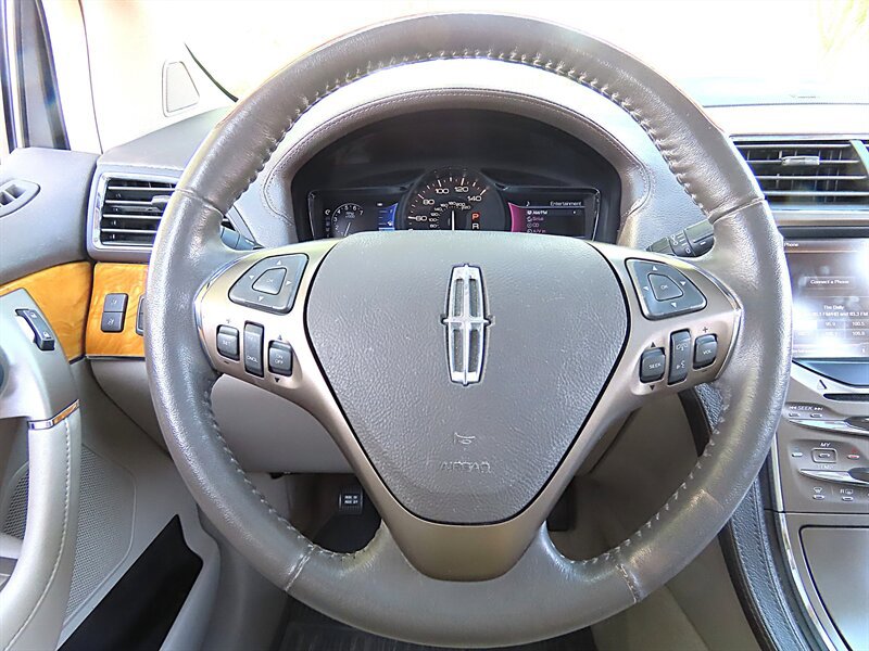 Used 2013 Lincoln MKX FWD image 12