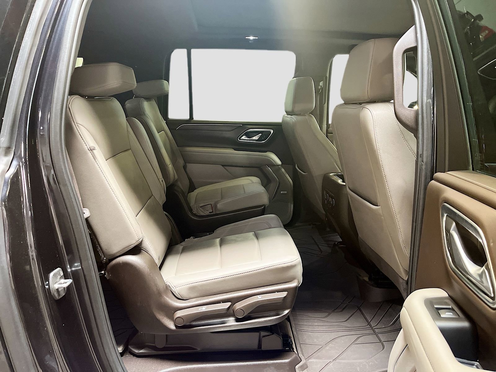 Used 2023 Chevrolet Suburban Z71 w/ Luxury Package image 30