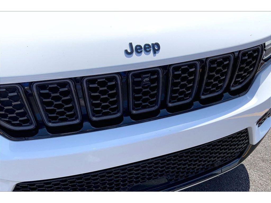 Used 2023 Jeep Grand Cherokee Summit w/ High Altitude Package AWD/4WD image 32