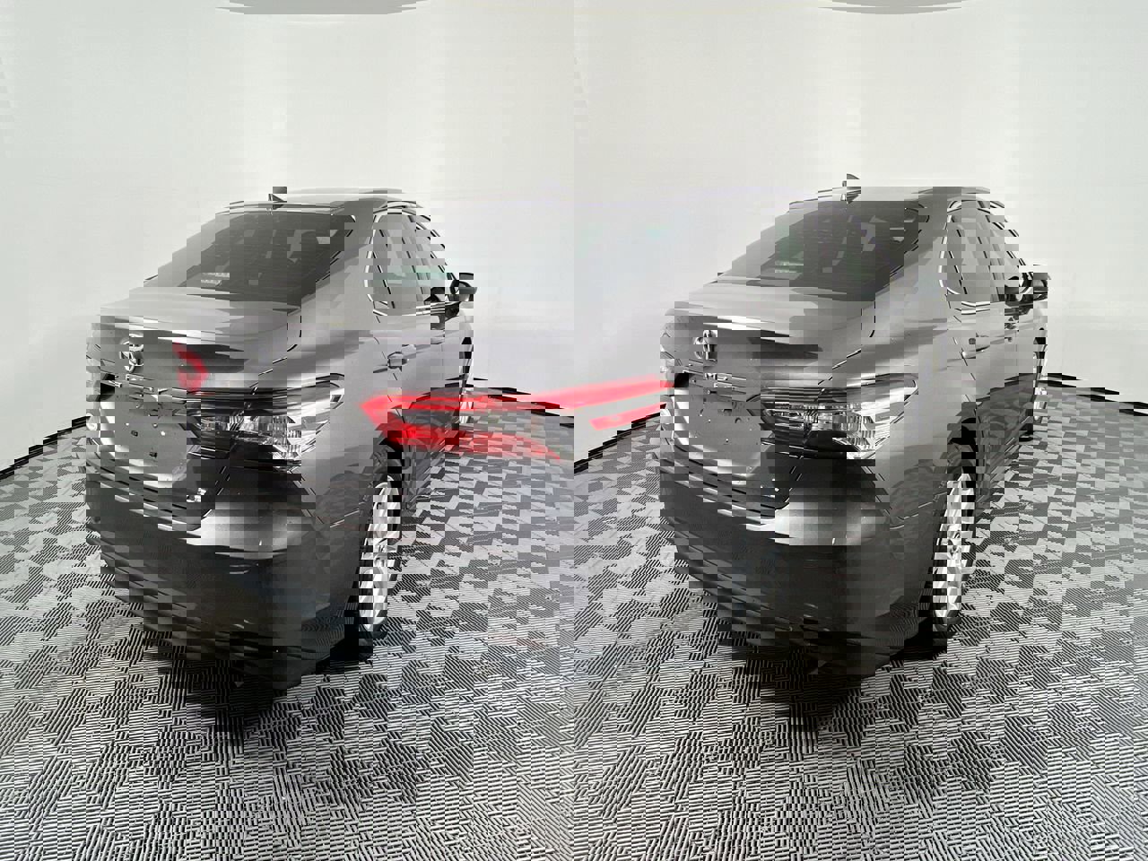 Used 2019 Toyota Camry LE image 3