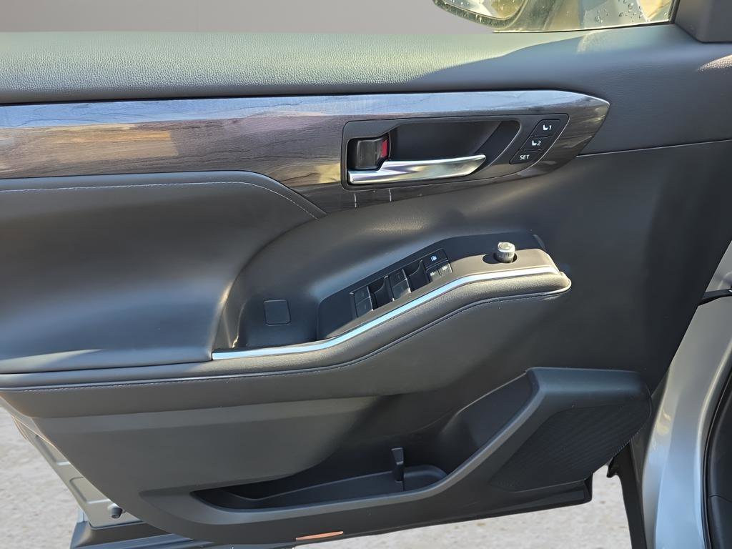 Used 2020 Toyota Highlander Limited image 7