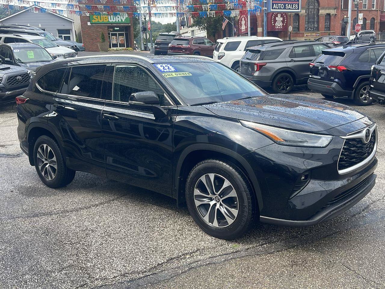 Used 2022 Toyota Highlander XLE AWD/4WD image 3