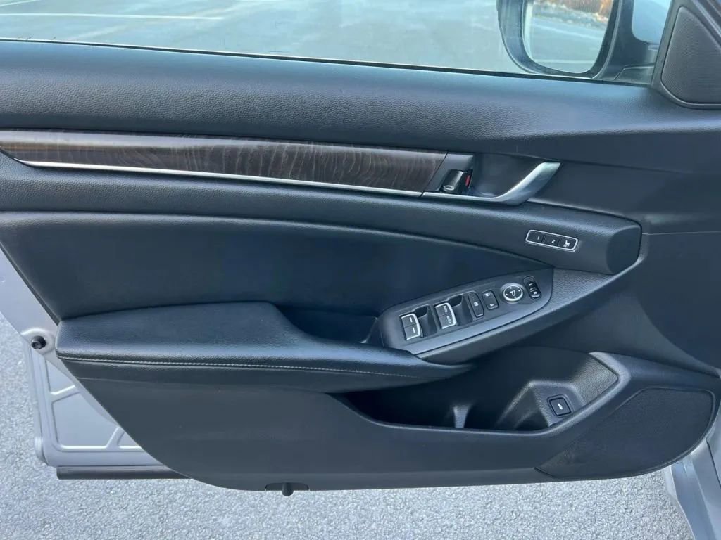 Used 2018 Honda Accord Touring image 25
