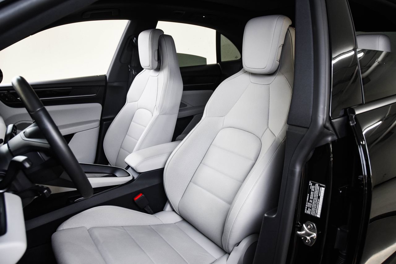 Certified 2025 Porsche Macan Electric image 5