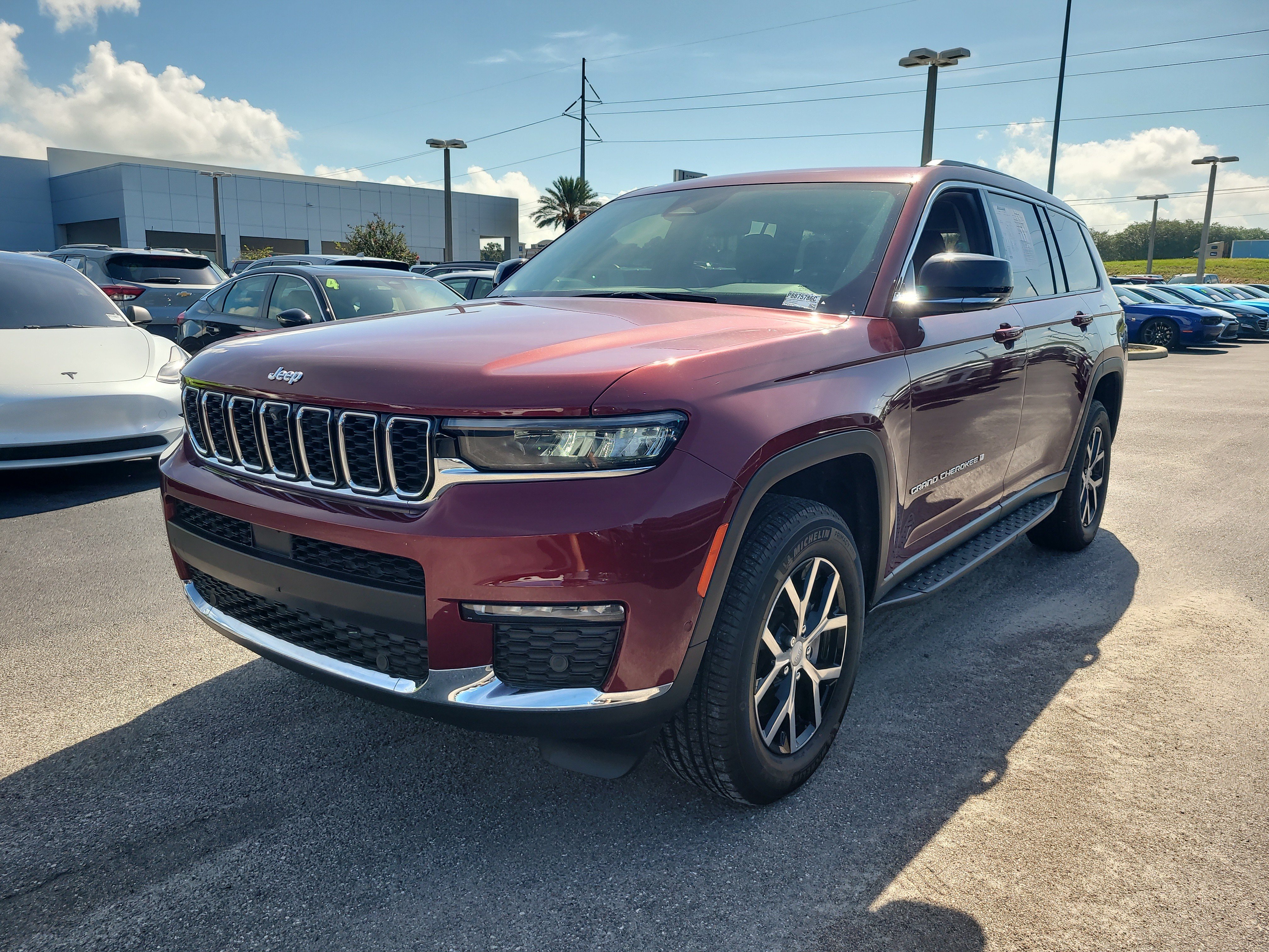 Used 2023 Jeep Grand Cherokee L Limited w/ Luxury Tech Group II AWD/4WD image 3