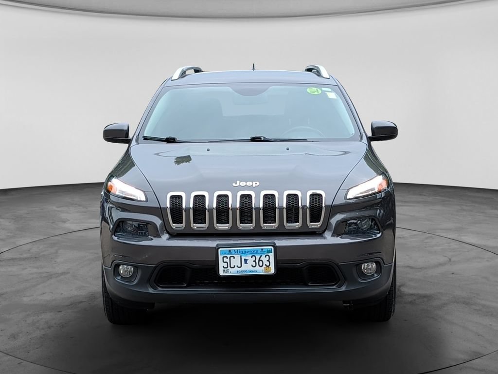 Used 2018 Jeep Cherokee Latitude Plus w/ Cold Weather Group AWD/4WD image 2