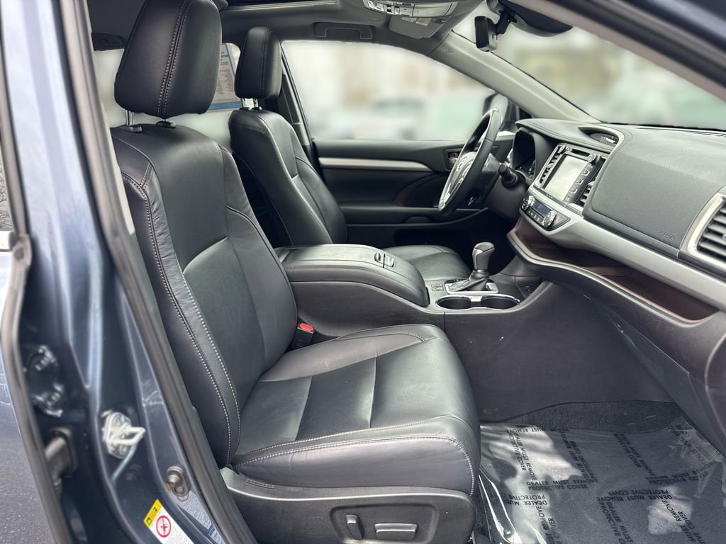 Used 2019 Toyota Highlander XLE w/ Carpet Mat Package (TMS) image 25