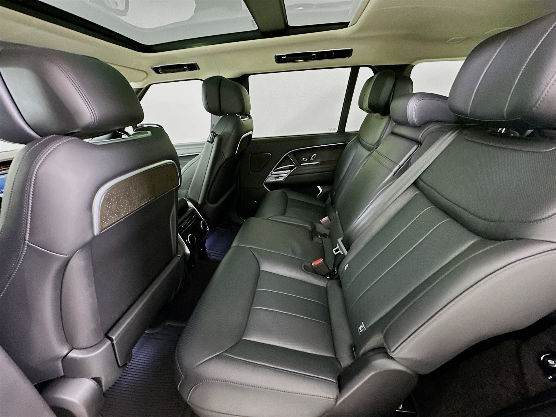 Used 2025 Land Rover Range Rover Long Wheelbase Autobiography image 26