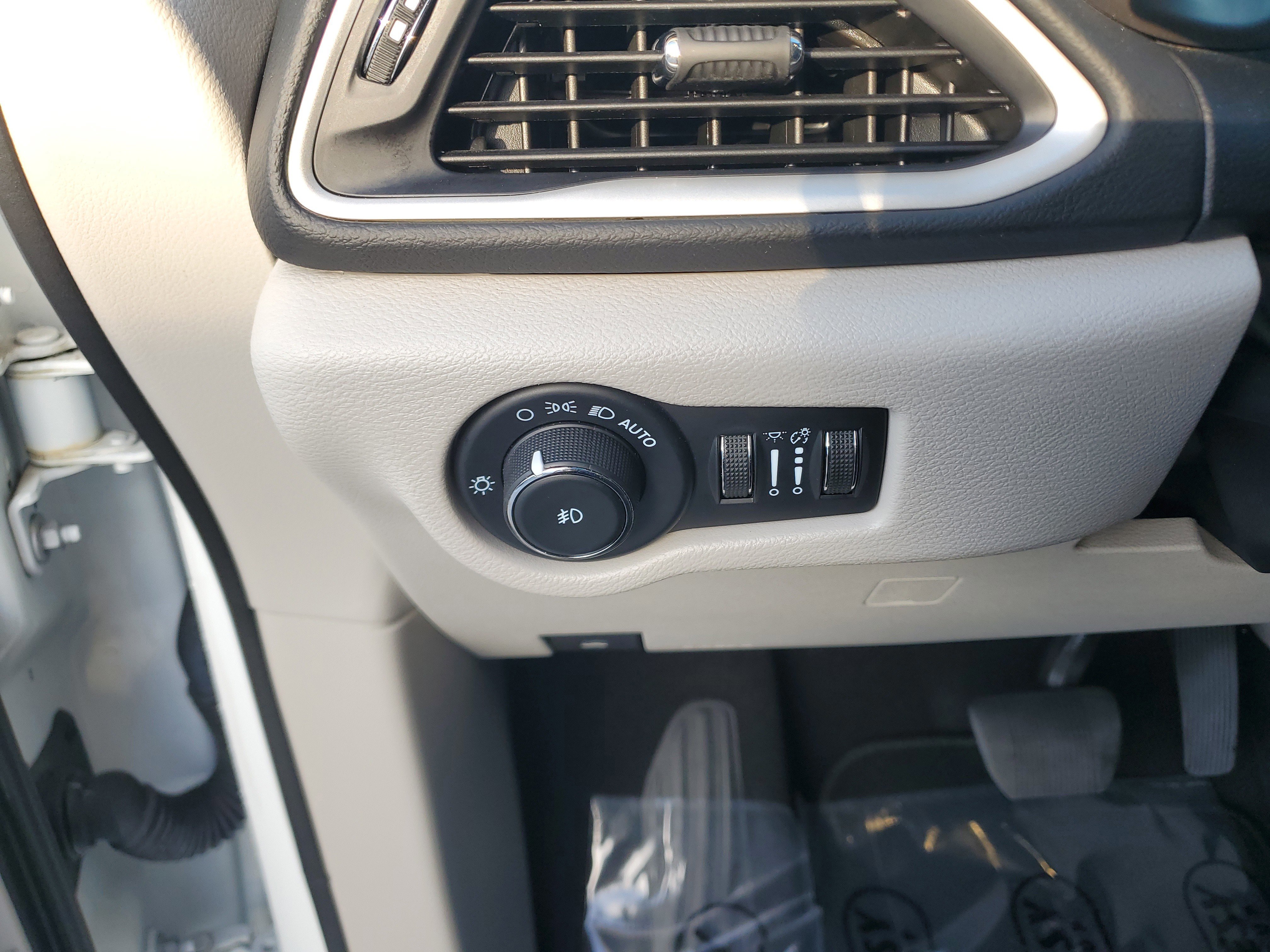 Used 2023 Chrysler Pacifica Touring-L image 14