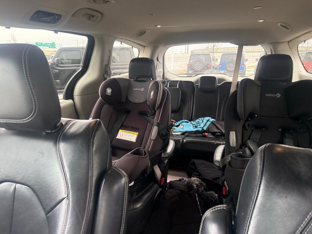 Used 2022 Chrysler Pacifica Touring-L image 18