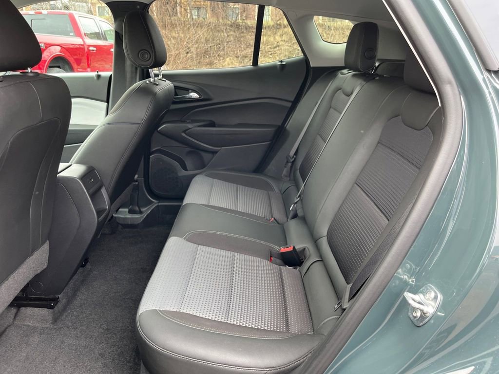 Used 2025 Chevrolet Trax LT FWD image 20