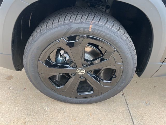 New 2025 Volkswagen Taos SEL image 12