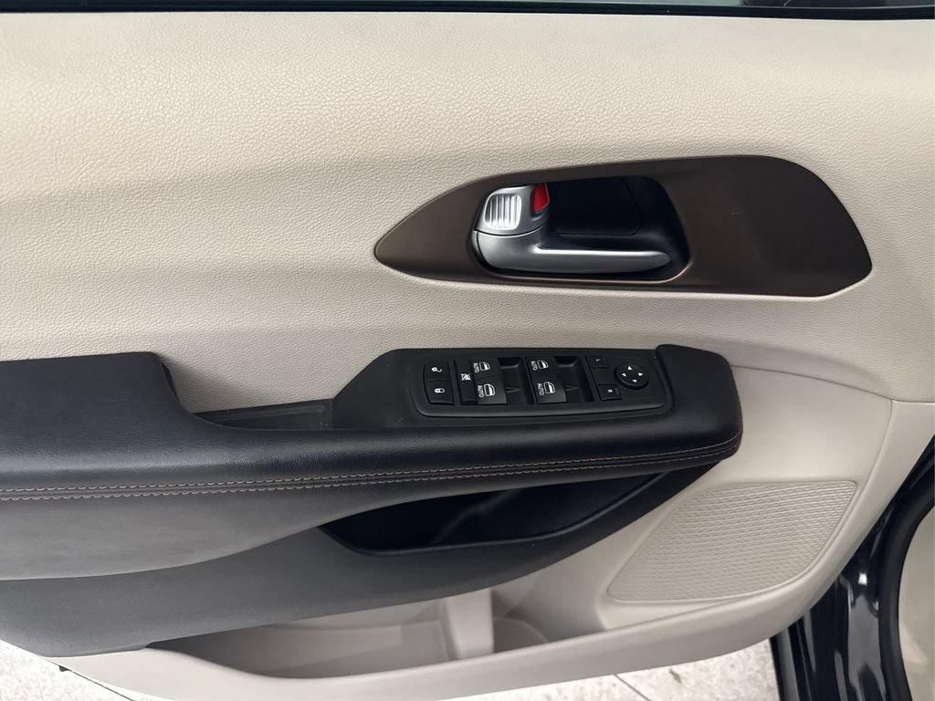 Used 2017 Chrysler Pacifica Touring-L Plus FWD image 31