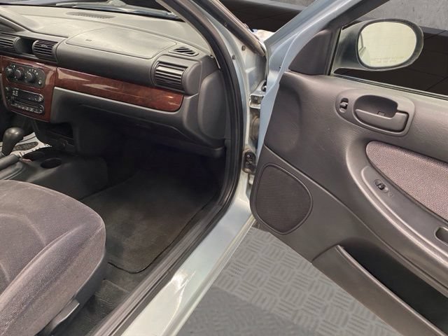 Used 2002 Chrysler Sebring LX FWD image 17