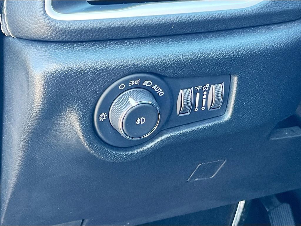 Certified 2025 Chrysler Pacifica Select image 8