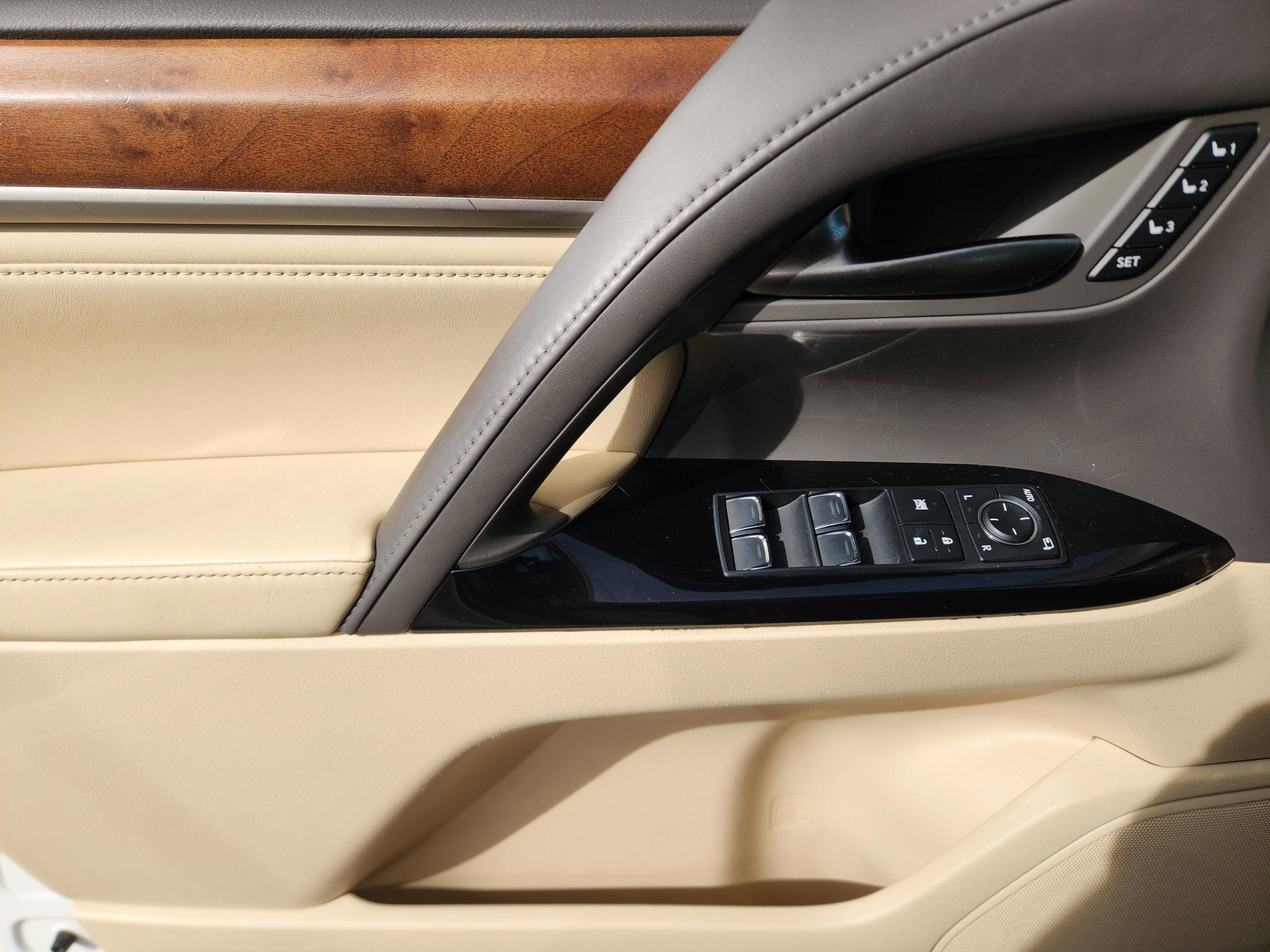 Used 2018 Lexus LX 570 4WD w/ Luxury Package image 20