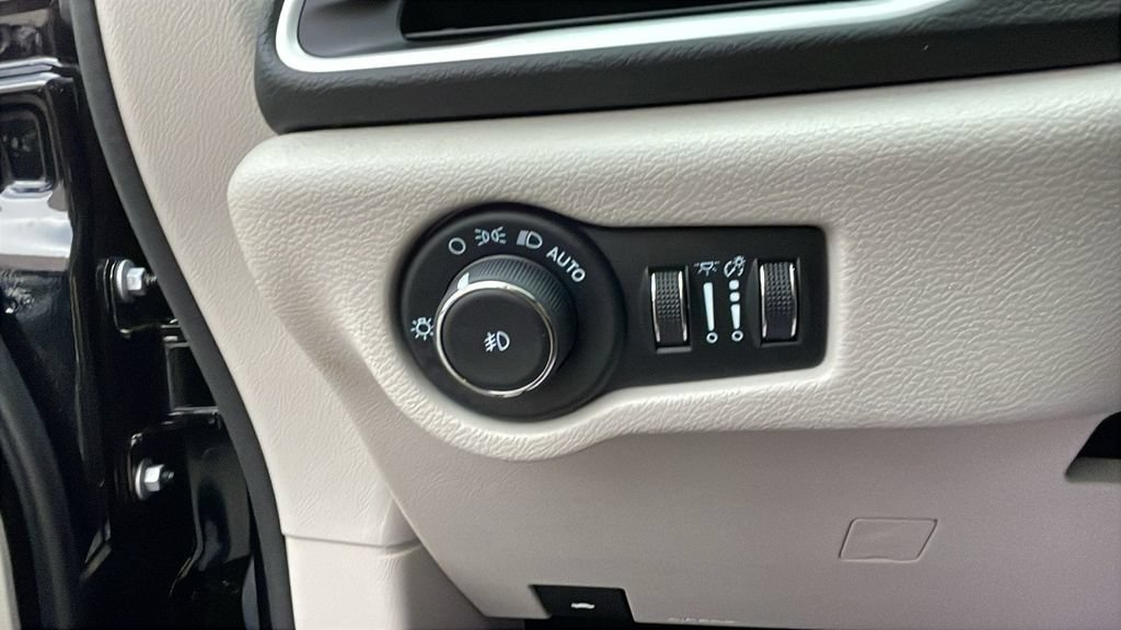 Used 2024 Chrysler Pacifica Touring-L FWD image 29