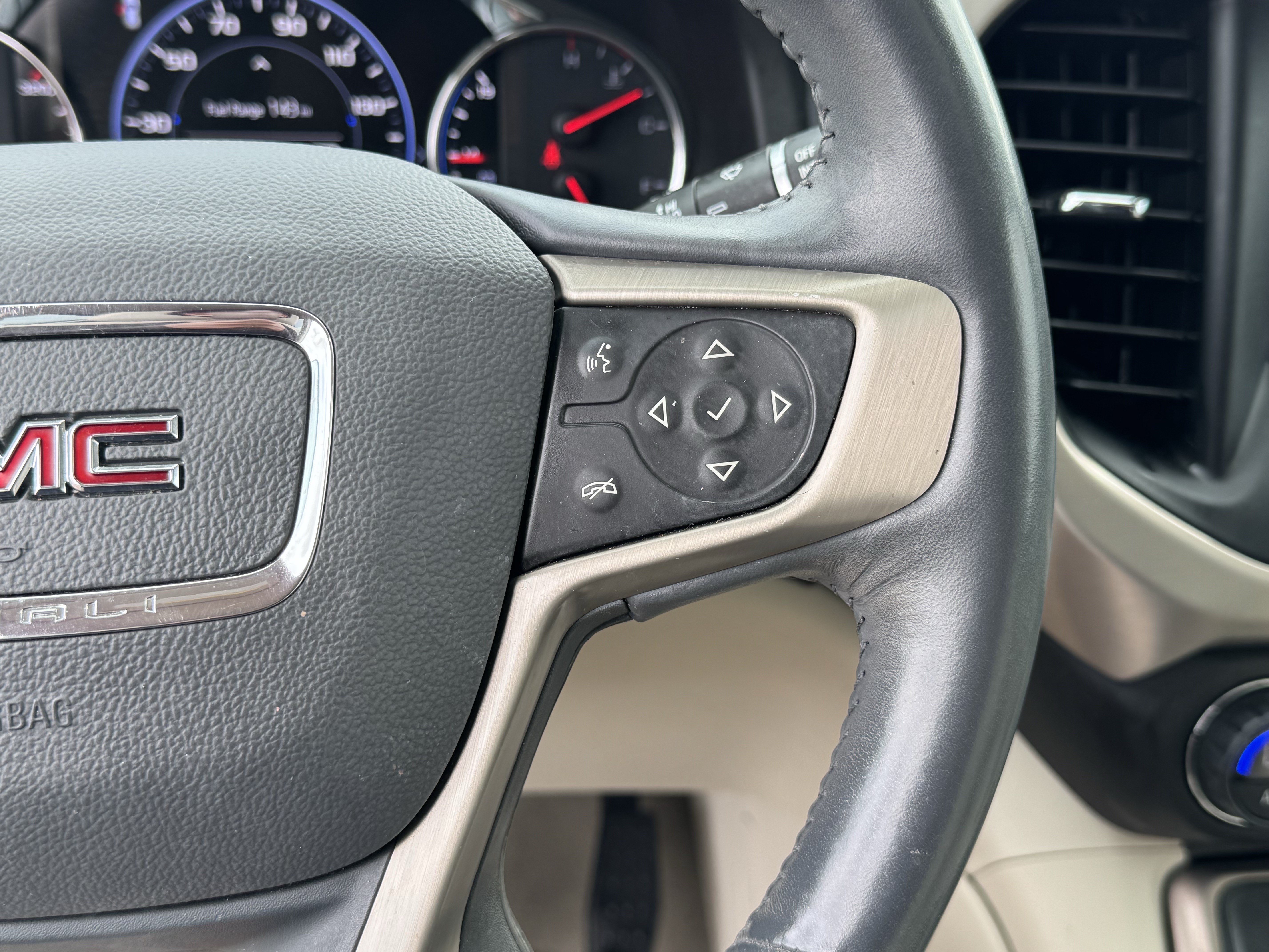 Used 2022 GMC Acadia Denali w/ Denali Ultimate Package FWD image 34