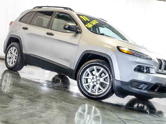 Used 2016 Jeep Cherokee Sport w/ Cold Weather Group FWD image 5