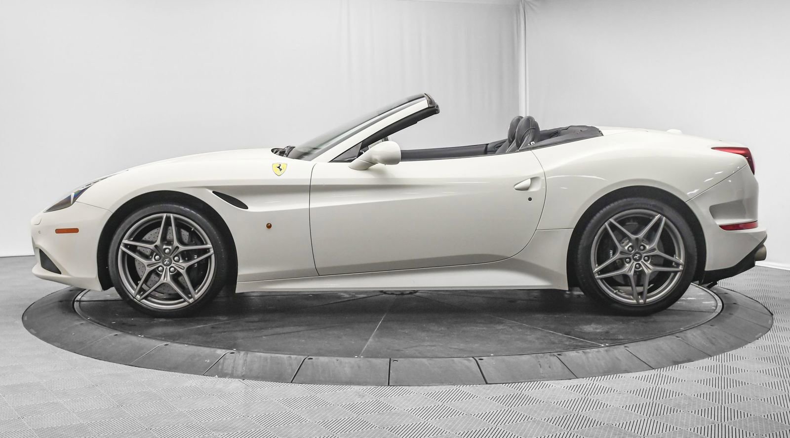 Used 2016 Ferrari California T image 5