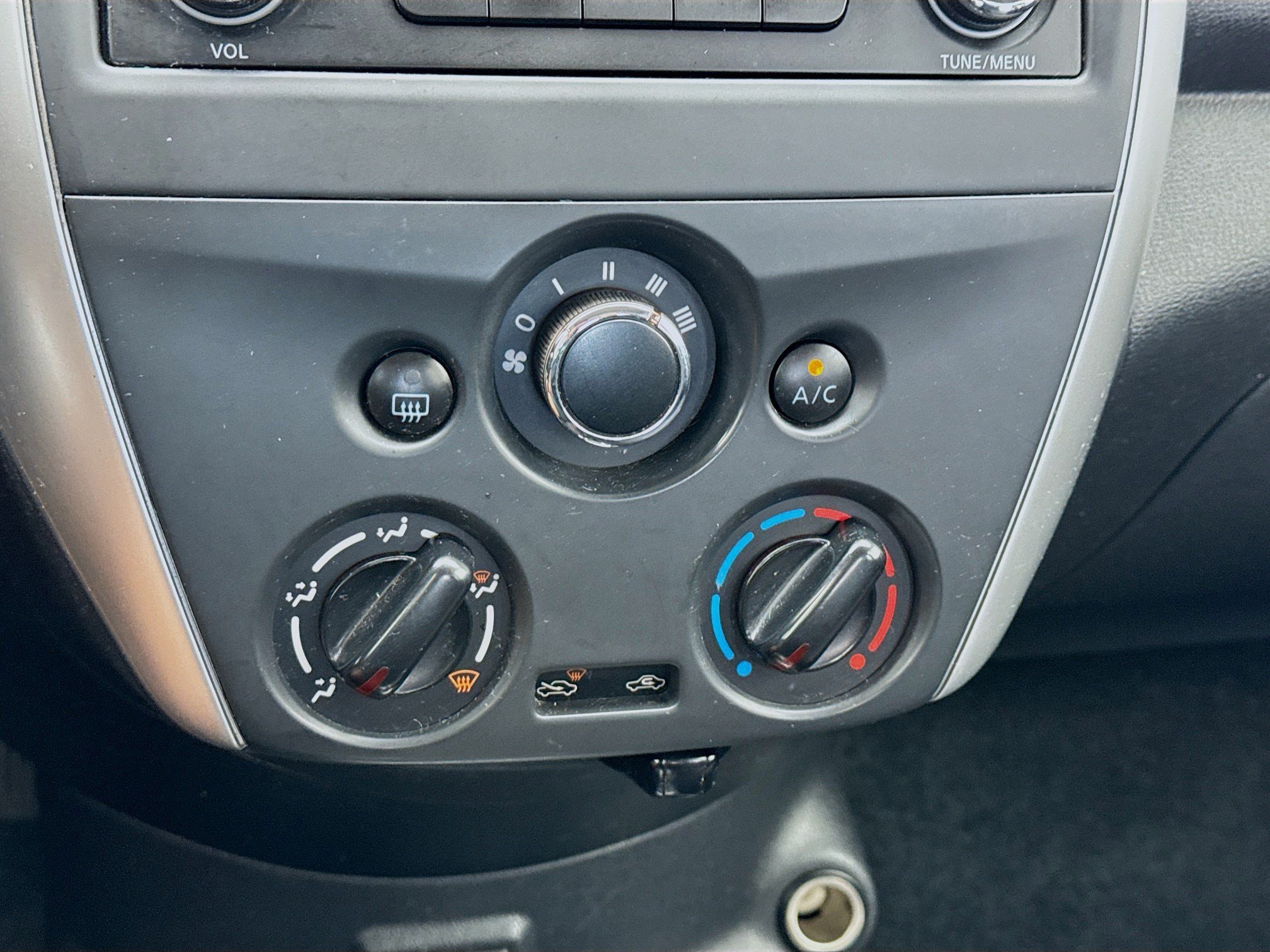 Used 2018 Nissan Versa SV FWD image 10