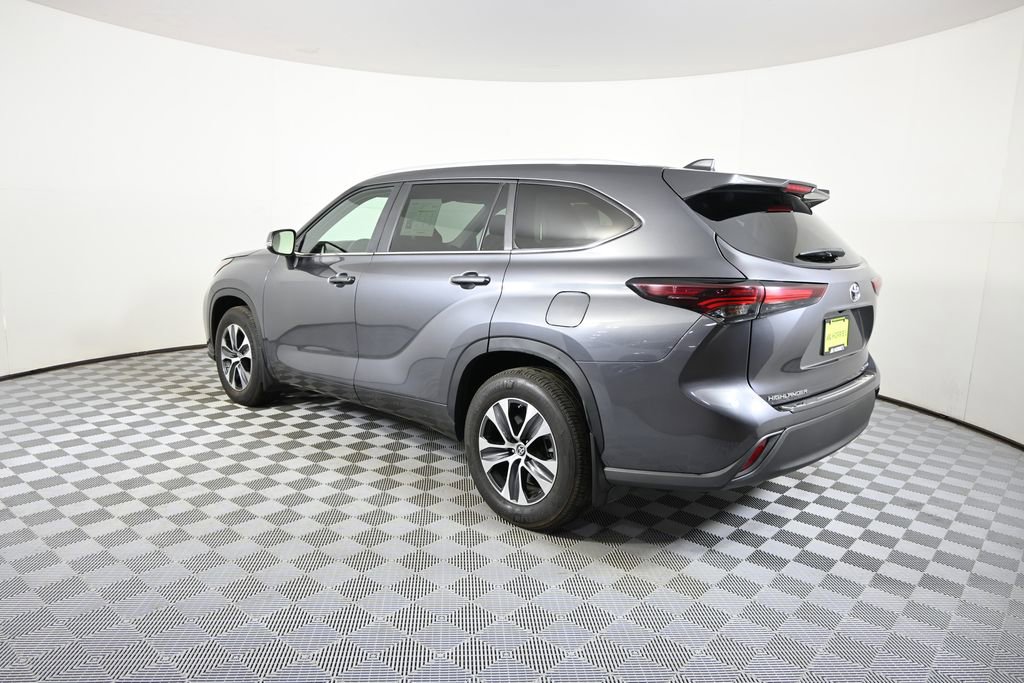 Used 2024 Toyota Highlander XLE AWD/4WD image 4