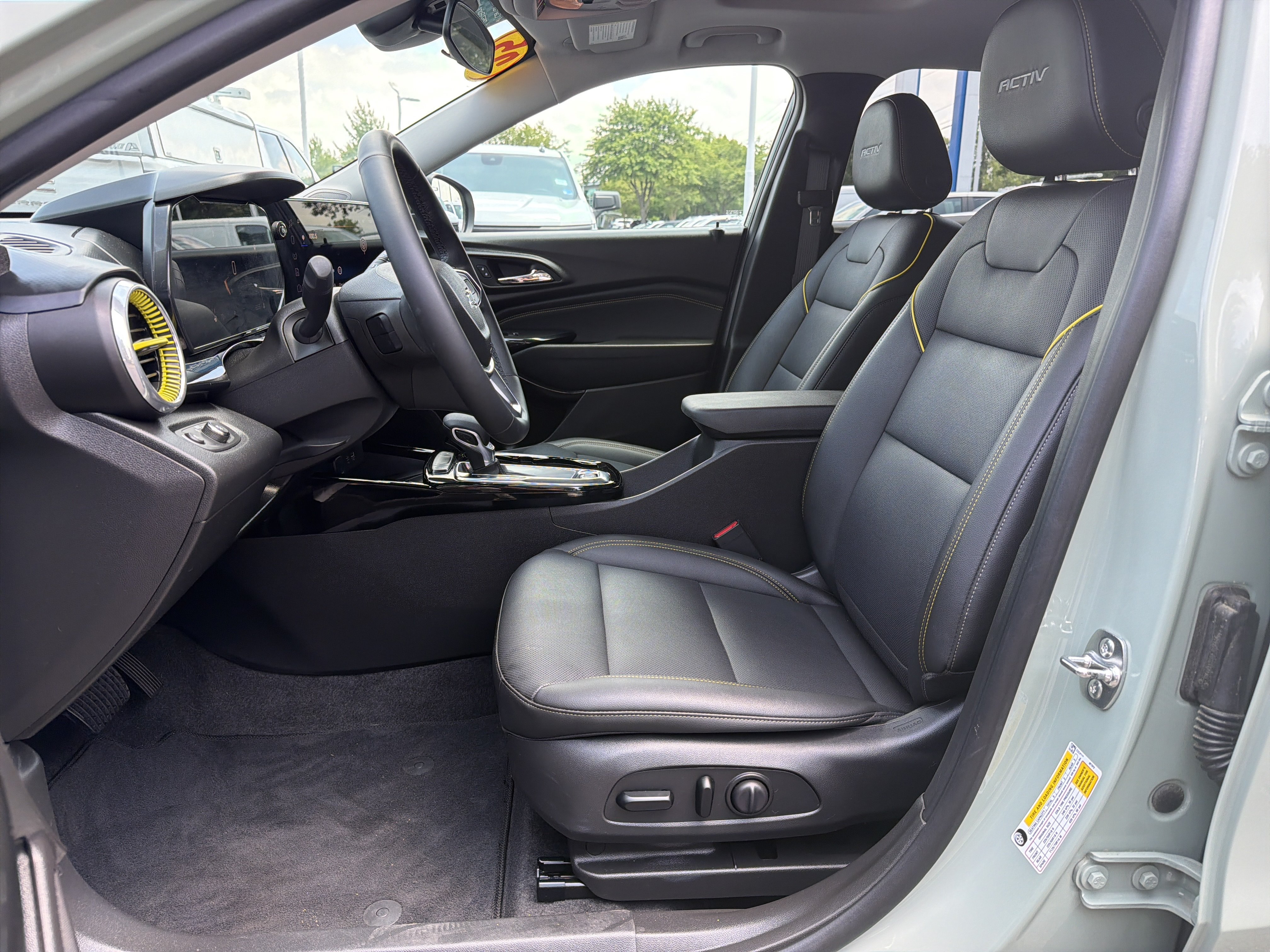 Used 2025 Chevrolet Trax ACTIV w/ Sunroof Package FWD image 16